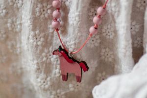 Provázkový náhrdelník s přívěskem Růžový jednorožec