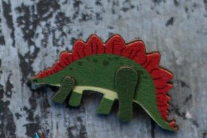 Dřevěná brož Stegosaurus