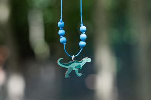 Provázkový náhrdelník s přívěskem T-Rex